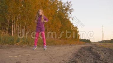 快乐的白姑娘<strong>蹦蹦</strong>跳跳的摇滚在田野的农村场景秋日落日。 慢点，莫。